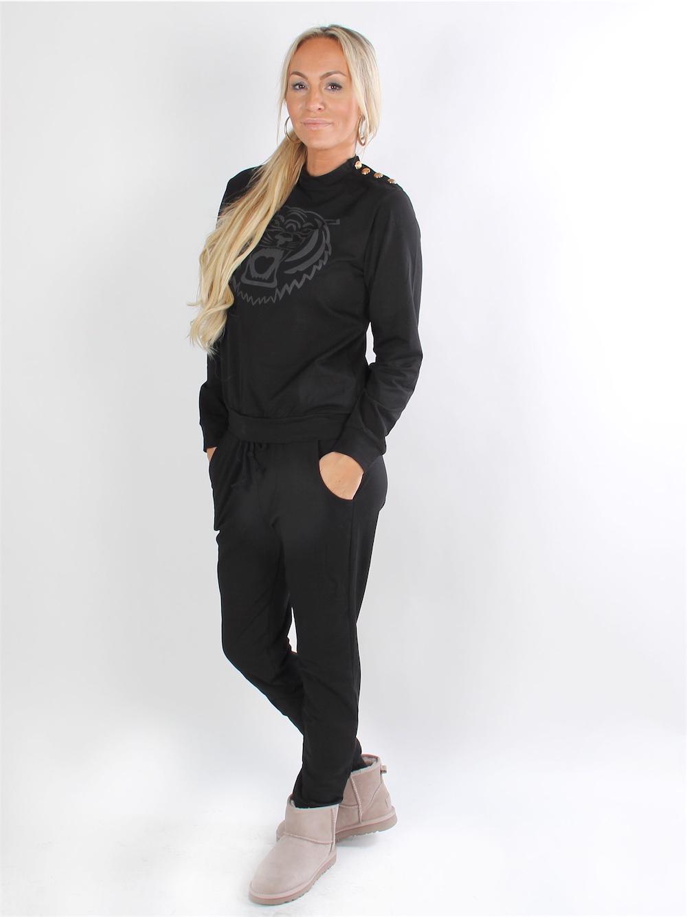 Nelli - Sort joggingsæt med tiger print og guld knapper